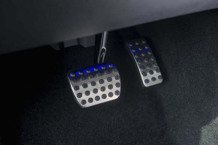 Mercedes-Benz EQB 250 mới với nền tảng khung gầm MFA2 có bước tiến vượt bậc về khí động học khi hệ số cản không khí (Cd) đạt 0,28. Diện tích tiếp xúc ở phần mặt trước được tối ưu đến 2,53 m2. Ngoài ra, xe cũng điều chỉnh các yếu tố quan trọng tạo nên hệ số cản không khí ấn tượng bao gồm hệ thống làm mát bằng không khí khép kín phía trên, cản trước và cản sau tối ưu khí động học, gầm xe êm ái và khép kín, bánh xe được thiết kế đặc biệt... giúp xe được vận hành mượt mà và nhanh nhẹn hơn