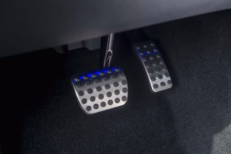 Mercedes-Benz EQB 250 mới với nền tảng khung gầm MFA2 có bước tiến vượt bậc về khí động học khi hệ số cản không khí (Cd) đạt 0,28. Diện tích tiếp xúc ở phần mặt trước được tối ưu đến 2,53 m2. Ngoài ra, xe cũng điều chỉnh các yếu tố quan trọng tạo nên hệ số cản không khí ấn tượng bao gồm hệ thống làm mát bằng không khí khép kín phía trên, cản trước và cản sau tối ưu khí động học, gầm xe êm ái và khép kín, bánh xe được thiết kế đặc biệt... giúp xe được vận hành mượt mà và nhanh nhẹn hơn