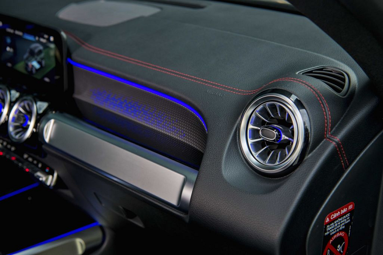 Xe đạt quãng đường di chuyển trung bình từ 422 – 473 km trong một lần sạc. Mẫu xe EQB 250 có thể được sạc từ 10% - 80% pin chỉ trong 32 phút với dòng điện một chiều DC, và từ 0% - 100% trong vòng 6,5 giờ với dòng điện xoay chiều AC. Có thể nói, người dùng hoàn toàn có thể di chuyển cùng EQB 250 từ Tp. HCM đến Nha Trang chỉ trong 1 lần sạc.