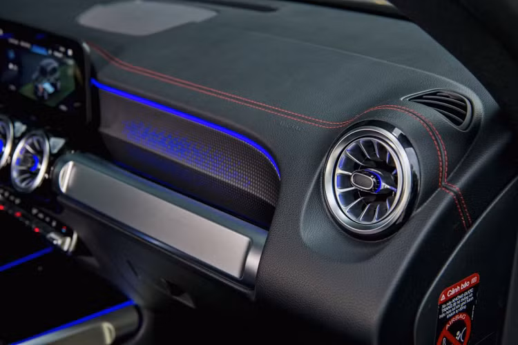 Xe đạt quãng đường di chuyển trung bình từ 422 – 473 km trong một lần sạc. Mẫu xe EQB 250 có thể được sạc từ 10% - 80% pin chỉ trong 32 phút với dòng điện một chiều DC, và từ 0% - 100% trong vòng 6,5 giờ với dòng điện xoay chiều AC. Có thể nói, người dùng hoàn toàn có thể di chuyển cùng EQB 250 từ Tp. HCM đến Nha Trang chỉ trong 1 lần sạc.