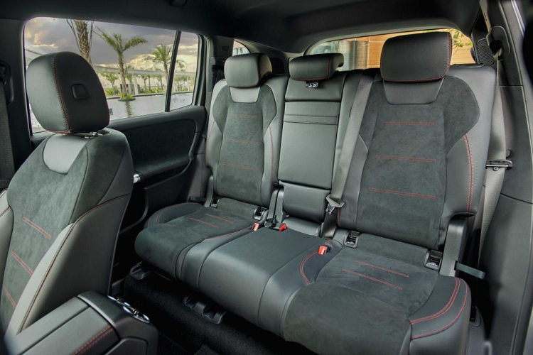 Ở góc nhìn bên hông xe, phần thân trên từ bánh trước đến bánh sau có kích thước to lớn, đường viền cửa sổ nâng cao giúp EQB 250 trở nên mạnh mẽ và thể thao hơn. Bánh xe được đặt hướng ra ngoài mang đến cảm giác vững chắc khi cầm lái EQB 250 trên đường phố. Tạo điểm nhấn cho ngoại thất EQB 250 còn là trang bị mâm xe thể thao AMG kích thước 19-inch với nan 5 chấu kép và thiết kế tối ưu hoá khí động học.