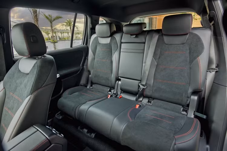 Ở góc nhìn bên hông xe, phần thân trên từ bánh trước đến bánh sau có kích thước to lớn, đường viền cửa sổ nâng cao giúp EQB 250 trở nên mạnh mẽ và thể thao hơn. Bánh xe được đặt hướng ra ngoài mang đến cảm giác vững chắc khi cầm lái EQB 250 trên đường phố. Tạo điểm nhấn cho ngoại thất EQB 250 còn là trang bị mâm xe thể thao AMG kích thước 19-inch với nan 5 chấu kép và thiết kế tối ưu hoá khí động học.