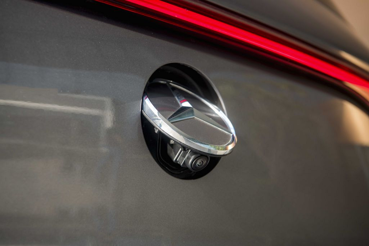 Ngôn ngữ thiết kế của EQB 250 thể hiện rõ triết lý Sang trọng Cấp tiến (Progressive Luxury) từ các dòng xe EQ một cách sắc sảo. Chiếc SUV thuần điện hạng sang cỡ nhỏ này được trang bị Gói thiết kế ngoại thất thể thao AMG Line với điểm nhấn nổi bật là mặt tản nhiệt Black Panel màu đen phủ bóng đi cùng hai thanh chrome trang trí nằm ngang với tên gọi twin-blade.