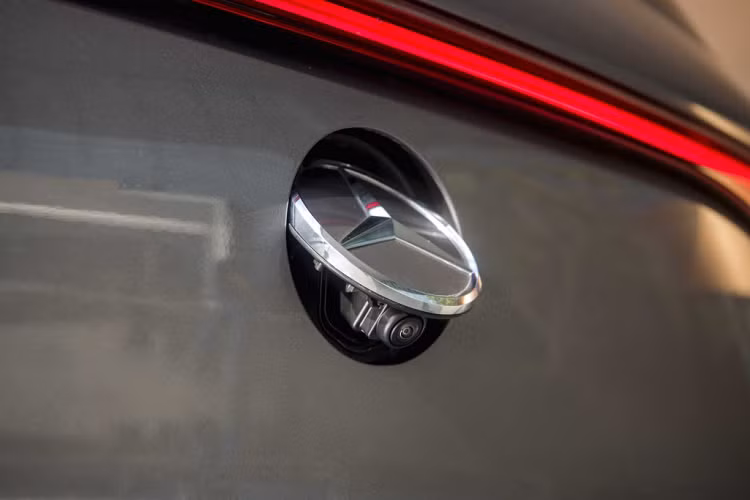 Ngôn ngữ thiết kế của EQB 250 thể hiện rõ triết lý Sang trọng Cấp tiến (Progressive Luxury) từ các dòng xe EQ một cách sắc sảo. Chiếc SUV thuần điện hạng sang cỡ nhỏ này được trang bị Gói thiết kế ngoại thất thể thao AMG Line với điểm nhấn nổi bật là mặt tản nhiệt Black Panel màu đen phủ bóng đi cùng hai thanh chrome trang trí nằm ngang với tên gọi twin-blade.