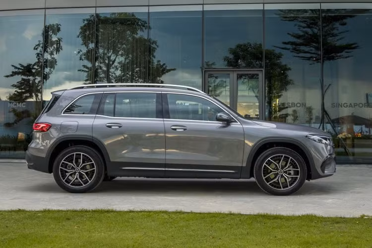 Về khả năng vận hành, xe được trang bị hệ thống truyền động điện mạnh mẽ và hiệu quả, kết hợp cùng khả năng tái tạo điện thông minh và có mức điện năng tiêu thụ trung bình từ 163 - 183 kWh/km, đạt công suất cực đại 140kW (tương đương 190 mã lực), theo tiêu chuẩn WTLP CO2.