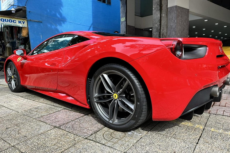 Trong dàn siêu xe Ferrari trị giá hàng trăm tỷ đồng của vị đại gia Trung Nguyên, chiếc mới nhất vào garage không quá xa lạ với giới mê xe tại Việt Nam, đó chính là một chiếc Ferrari 488 GTB đã qua sử dụng.