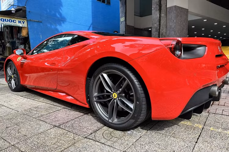 Trong dàn siêu xe Ferrari trị giá hàng trăm tỷ đồng của vị đại gia Trung Nguyên, chiếc mới nhất vào garage không quá xa lạ với giới mê xe tại Việt Nam, đó chính là một chiếc Ferrari 488 GTB đã qua sử dụng.