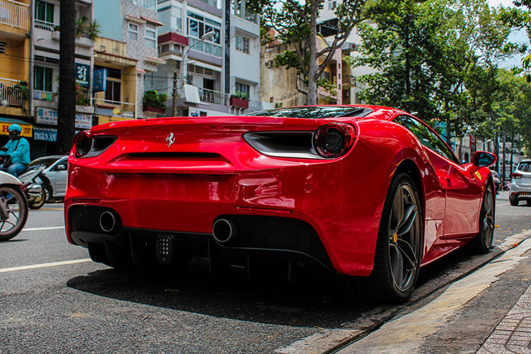 Siêu xe Ferrari 488 GTB mới về đội xe của ông Đặng Lê Nguyên Vũ được trang bị khối động cơ V8, tăng áp kép, dung tích 3.9 lít, sản sinh công suất tối đa 661 mã lực tại vòng tua máy 8.000 vòng/phút và mô-men xoắn cực đại 760 Nm tại 3.000 vòng/phút.