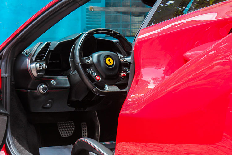 Đây không phải lần đầu ông Đặng Lê Nguyên Vũ mua cùng 1 phiên bản siêu xe của nhà Ferrari, điều này cho thấy vị Chủ tịch Trung Nguyên rất đam mê các chiến mã nhà ngựa chồm của Ý.