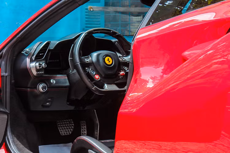 Đây không phải lần đầu ông Đặng Lê Nguyên Vũ mua cùng 1 phiên bản siêu xe của nhà Ferrari, điều này cho thấy vị Chủ tịch Trung Nguyên rất đam mê các chiến mã nhà ngựa chồm của Ý.