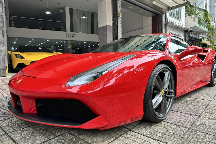 Nói đến những bộ sưu tập siêu xe Ferrari ấn tượng nhất Đông Nam Á, sẽ không thể nào bỏ qua được dàn ngựa chiến của ông Đặng Lê Nguyên Vũ, 1 nhà sưu tập xe đến từ Việt Nam với bộ sưu tập xe ước tính trên 500 chiếc, riêng siêu xe Ferrari của Qua Vũ sở hữu khoảng 20 chiếc.