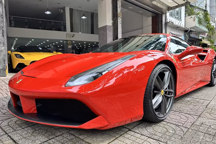 Nói đến những bộ sưu tập siêu xe Ferrari ấn tượng nhất Đông Nam Á, sẽ không thể nào bỏ qua được dàn ngựa chiến của ông Đặng Lê Nguyên Vũ, 1 nhà sưu tập xe đến từ Việt Nam với bộ sưu tập xe ước tính trên 500 chiếc, riêng siêu xe Ferrari của Qua Vũ sở hữu khoảng 20 chiếc.