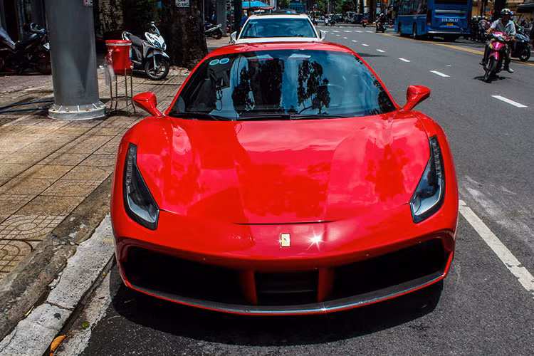 Kết hợp cùng hộp số ly hợp kép 7 tốc độ, nhờ đó, Ferrari 488 GTB chỉ mất khoảng thời gian 3 giây để đua nước rút từ vị trí xuất phát lên 100 km/h trước khi đạt vận tốc tối đa 330 km/h. Hiện trên thị trường xe cũ, giá xe Ferrari 488 GTB khoảng hơn 10 tỷ đồng và tuỳ thuộc vào năm sản xuất và độ zin của xe.