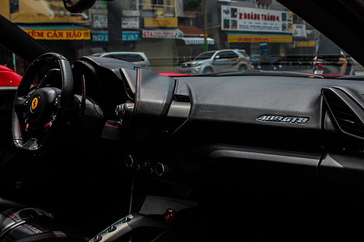 Thậm chí, có nhiều thông tin còn cho rằng chỉ cần là siêu xe Ferrari đang rao bán trên thị trường, mặc nhiên sẽ sớm được ông Đặng Lê Nguyên Vũ "chốt hạ" mua về garage của mình.