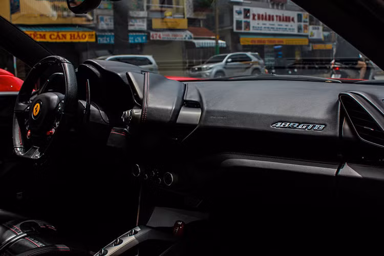 Thậm chí, có nhiều thông tin còn cho rằng chỉ cần là siêu xe Ferrari đang rao bán trên thị trường, mặc nhiên sẽ sớm được ông Đặng Lê Nguyên Vũ "chốt hạ" mua về garage của mình.