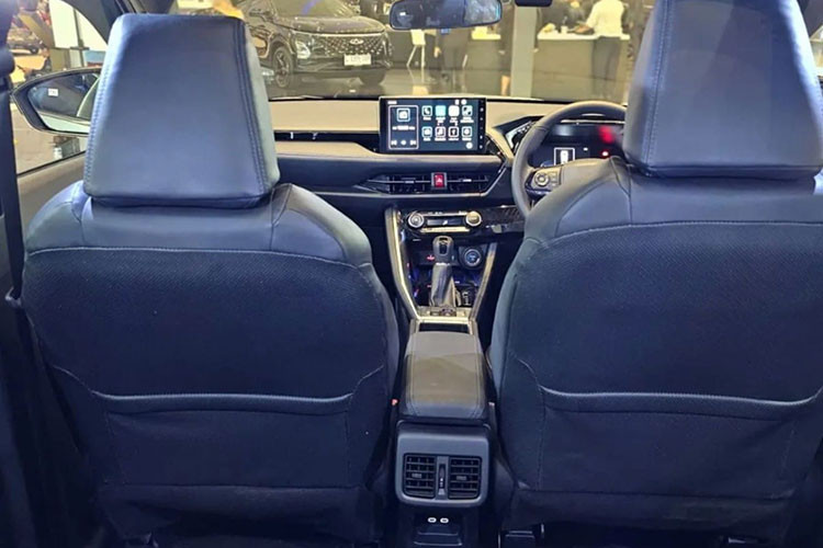 Tại Indonesia, mẫu SUV cỡ B này sở hữu đèn pha LED, đèn LED định vị ban ngày, đèn sương mù trước, đèn chào mừng, vành hợp kim 17 inch hoặc 18 inch, đèn hậu LED kết hợp Halogen và cửa cốp chỉnh điện tích hợp cảm biến đá cốp.