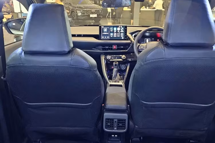 Tại Indonesia, mẫu SUV cỡ B này sở hữu đèn pha LED, đèn LED định vị ban ngày, đèn sương mù trước, đèn chào mừng, vành hợp kim 17 inch hoặc 18 inch, đèn hậu LED kết hợp Halogen và cửa cốp chỉnh điện tích hợp cảm biến đá cốp.