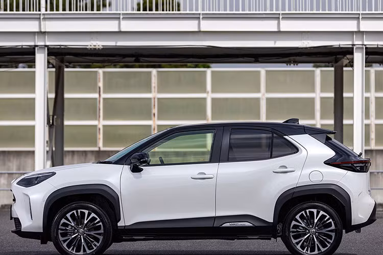 Ngoài ra, mẫu xe này còn sở hữu camera 360 độ cũng như gói công nghệ an toàn chủ động Toyota Safety Sense, bao gồm hệ thống kiểm soát hành trình thích ứng, cảnh báo tiền va chạm, hỗ trợ giữ làn đường, cảnh báo lệch làn đường, đèn pha thích ứng tự động, kiểm soát vận hành chân ga và cảnh báo phương tiện phía trước khởi hành.