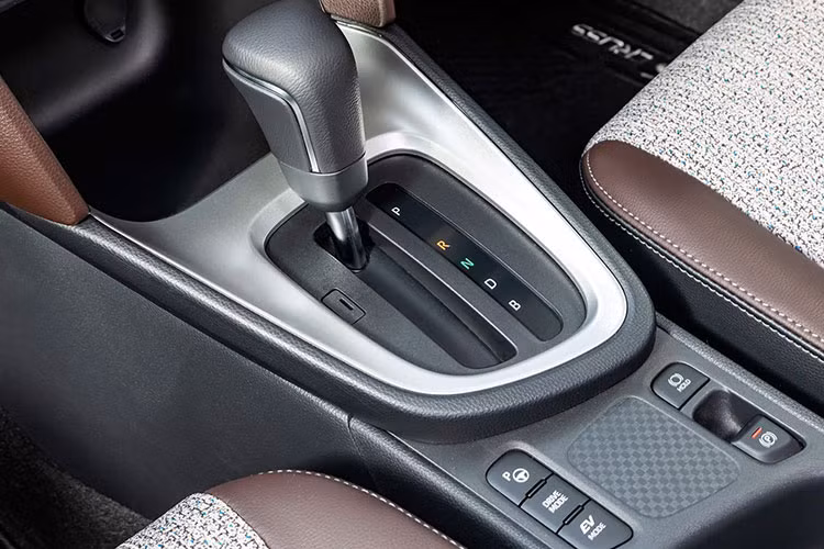 Bên trong xe, Toyota Yaris Cross 2023 được trang bị ghế bọc nỉ hoặc da, ghế chỉnh điện, vô lăng 3 chấu tích hợp phím chức năng, bảng đồng hồ với màn hình đa thông tin TFT 7 inch...