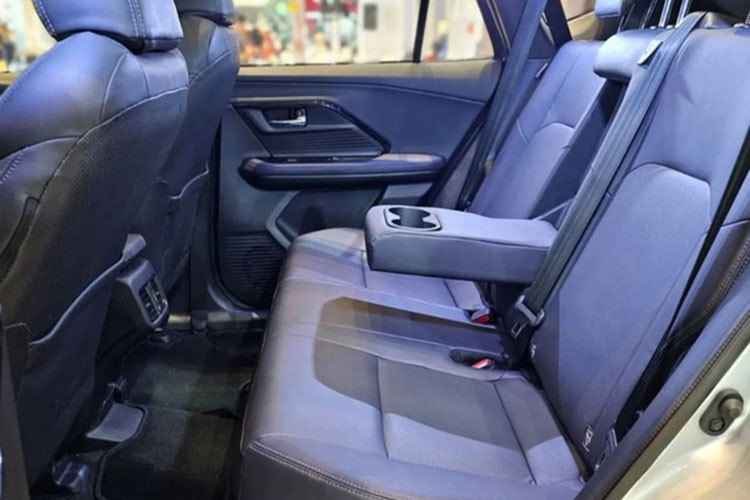 Tại Indonesia, mẫu SUV cỡ B này sở hữu đèn pha LED, đèn LED định vị ban ngày, đèn sương mù trước, đèn chào mừng, vành hợp kim 17 inch hoặc 18 inch, đèn hậu LED kết hợp Halogen và cửa cốp chỉnh điện tích hợp cảm biến đá cốp.