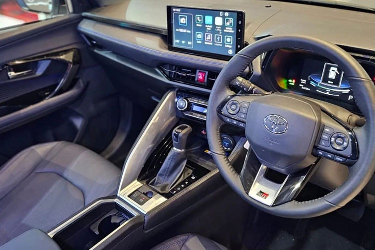 Động cơ kết hợp với mô-tơ điện mạnh 79 mã lực và 141 Nm, hộp số e-CVT cũng như pin lithium-ion. Khi về Việt Nam, Toyota Yaris Cross 2023 có thể sẽ bị cắt một số trang bị so với xe ở Indonesia để giữ giá bán cạnh tranh.