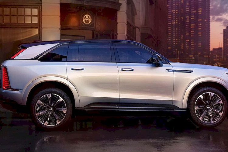 Mẫu SUV điện cũng được cung cấp hệ thống sạc hai chiều, cho phép khách hàng sử dụng xe như máy phát điện dự phòng để cấp ngược điện lại cho các thiết bị trong gia đình. Ngoại hình Cadillac Escalade IQ thừa hưởng nhiều chi tiết thiết kế từ phiên bản động cơ đốt trong.