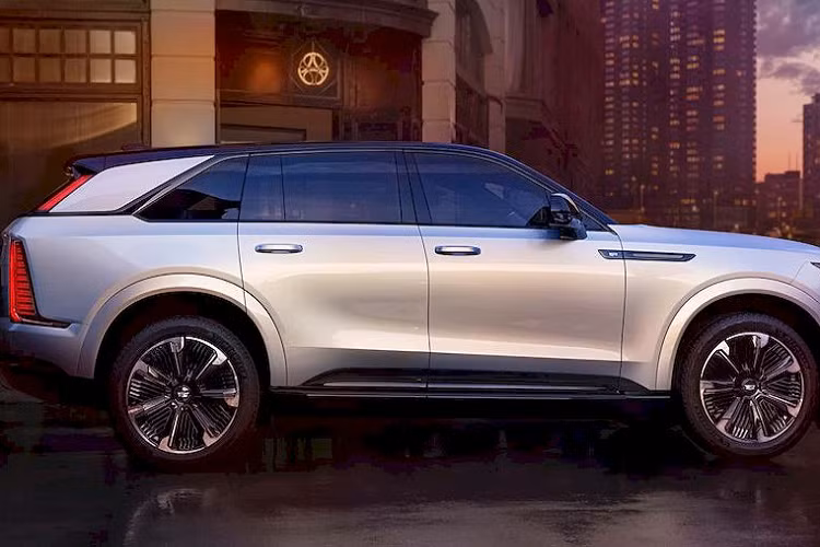 Mẫu SUV điện cũng được cung cấp hệ thống sạc hai chiều, cho phép khách hàng sử dụng xe như máy phát điện dự phòng để cấp ngược điện lại cho các thiết bị trong gia đình. Ngoại hình Cadillac Escalade IQ thừa hưởng nhiều chi tiết thiết kế từ phiên bản động cơ đốt trong.