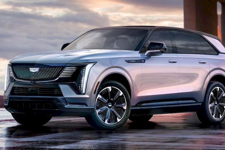 Ở phiên bản tiêu chuẩn Cadillac Escalade IQ sử dụng động cơ điện cho công suất lên tới 680 mã lực và mô-men xoắn 833 Nm Trong khi đó, Escalade IQ phiên bản Velocity Max có công suất 750 mã lực và 1065 Nm. Cả hai khối động cơ này đều đi kèm với hệ dẫn động bốn bánh toàn thời gian. Hệ thống treo khí nén và bộ giảm chấn từ tính là trang bị tiêu chuẩn, giúp Escalade IQ điều chỉnh nâng/hạ gầm xe để phù hợp với các địa hình cụ thể.