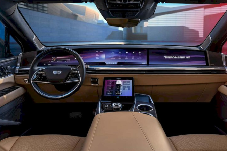 Cadillac Escalade IQ 2025 có không gian nội thất gồm nhiều trang bị hiện đại và vật liệu cao cấp với màn hình 55 inch trải dài hết mặt táp lô, bao gồm cụm đồng hồ lái, màn hình giải trí trung tâm và màn hình phụ dành cho người ngồi ở bên phụ. Phía dưới màn hình cỡ khủng này là một màn hình nhỏ hơn 11 inch để điều khiển điều hòa và các chức năng cài đặt khác.