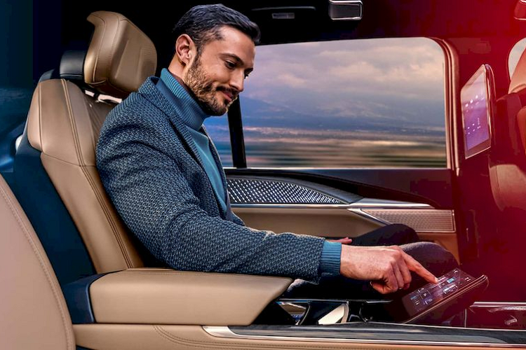Tương tự nhiều mẫu xe mới khác thuộc GM, hệ thống thông tin giải trí của Cadillac Escalade IQ sẽ không có Apple CarPlay và Android Auto mà thay vào đó là các ứng dụng do chính hãng xe phát triển dựa trên nền tảng của Google. Hàng ghế thứ hai của Cadillac Escalade IQ được trang bị ghế ngồi độc lập có chức năng sưởi, thông gió và mát-xa.
