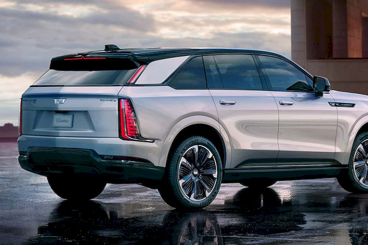 Dàn âm thanh AKG Studio 19 loa là trang bị tiêu chuẩn trong khi các phiên bản cao cấp hơn có hệ thống AKG Studio Reference 40 loa. Cadillac Escalade IQ 2025 có giá khởi điểm từ 130.000 USD (~3,087 tỷ VNĐ). Xe sẽ bắt đầu được sản xuất từ giữa năm sau tại nhà máy Factory Zero của GM ở Hamtramck, Michigan.