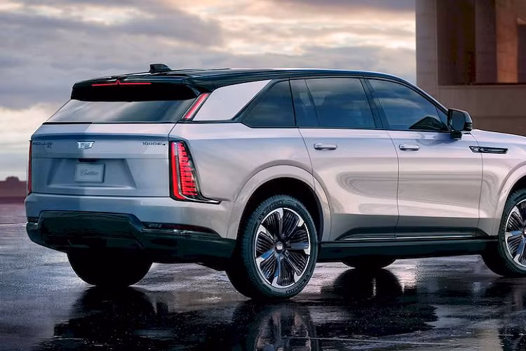 Dàn âm thanh AKG Studio 19 loa là trang bị tiêu chuẩn trong khi các phiên bản cao cấp hơn có hệ thống AKG Studio Reference 40 loa. Cadillac Escalade IQ 2025 có giá khởi điểm từ 130.000 USD (~3,087 tỷ VNĐ). Xe sẽ bắt đầu được sản xuất từ giữa năm sau tại nhà máy Factory Zero của GM ở Hamtramck, Michigan.