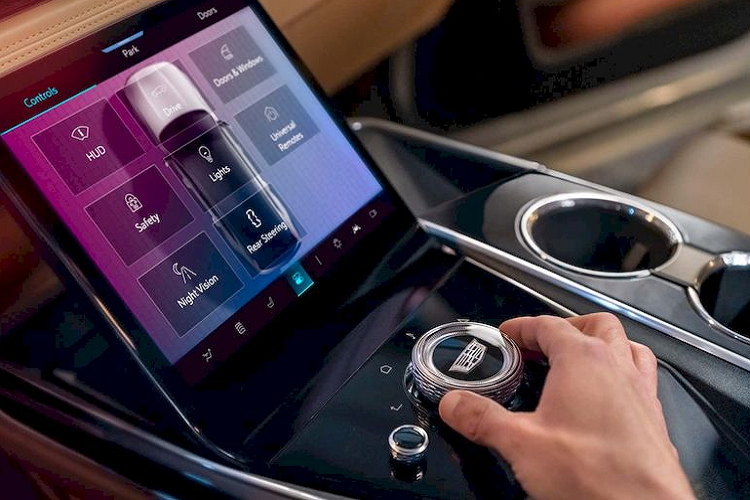 Các điểm nổi bật khác bao gồm hai màn hình 12,6 inch, màn hình điều khiển phía sau, bàn làm việc, bộ sạc điện thoại thông minh, cổng USB-C và HDMI. Dàn âm thanh AKG Studio 19 loa là trang bị tiêu chuẩn trong khi các phiên bản cao cấp hơn có hệ thống AKG Studio Reference 40 loa.