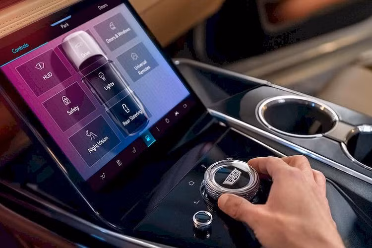 Các điểm nổi bật khác bao gồm hai màn hình 12,6 inch, màn hình điều khiển phía sau, bàn làm việc, bộ sạc điện thoại thông minh, cổng USB-C và HDMI. Dàn âm thanh AKG Studio 19 loa là trang bị tiêu chuẩn trong khi các phiên bản cao cấp hơn có hệ thống AKG Studio Reference 40 loa.