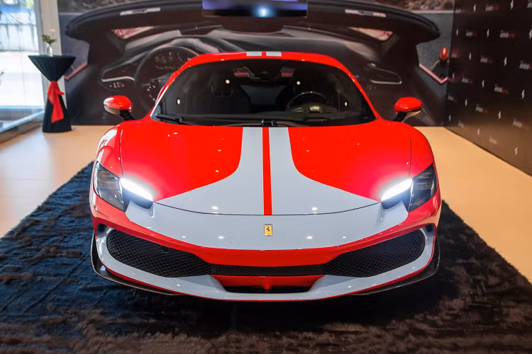 Ferrari 296 GTS thừa hưởng sức mạnh như siêu xe Ferrari 296 GTB của 1 đại gia Hà Nội đang sở hữu nhưng lại có lợi thế ở việc phần mui xe có thể dễ dàng đóng hoặc mở trong thời gian 14 giây.