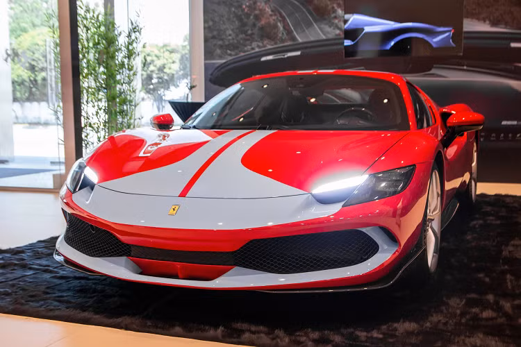 Quá trình đóng/mở mui xe Ferrari 296 GTS mới ra mắt tại Việt Nam khá tiện lợi vì hãng xe Ý đã tích hợp vào bảng điều khiển trung tâm thêm nút đóng/mở mui cùng đúng nâng/hạ cửa sổ nhỏ.