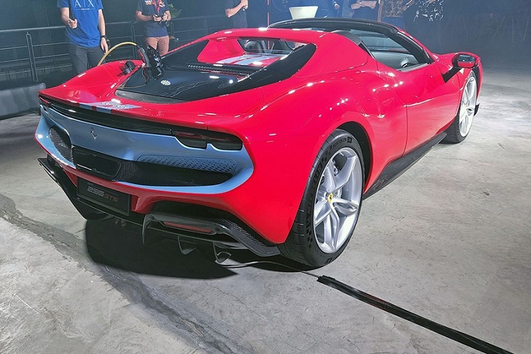 Đây đã là sản phẩm chính hãng thứ 7 được ra mắt tại Việt Nam sau F8 Tributo, Roma, SF90 Stradale và 296 GTB giới thiệu công khai cùng với F8 Spider và SF90 Spider được bán thẳng cho khách.