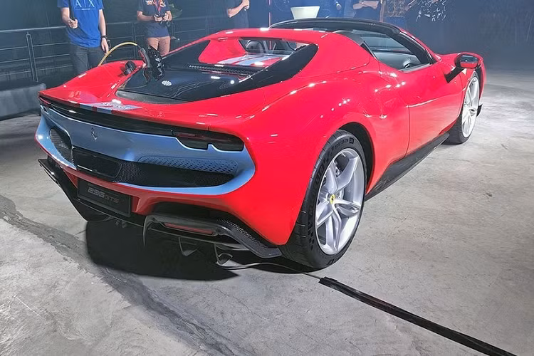 Đây đã là sản phẩm chính hãng thứ 7 được ra mắt tại Việt Nam sau F8 Tributo, Roma, SF90 Stradale và 296 GTB giới thiệu công khai cùng với F8 Spider và SF90 Spider được bán thẳng cho khách.