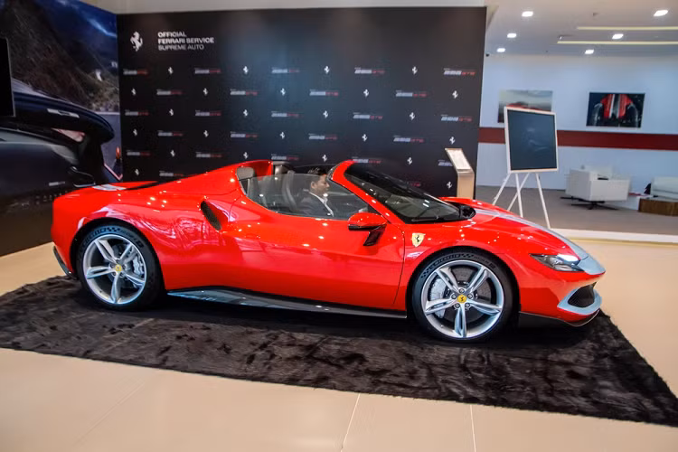 Thậm chí ngay cả khi bạn đang cầm lái chiếc siêu xe mui trần Ferrari 296 GTS trên đường phố hay đi dọc 1 con đường ven biển và muốn hạ mui, chỉ cần nhấn nút nhưng tốc độ được hãng xe Ferrari khuyến cáo dưới 45 km/h, để tránh xảy ra các tai nạn đáng tiếc cho phần mui xe khi tốc độ xe quá cao.