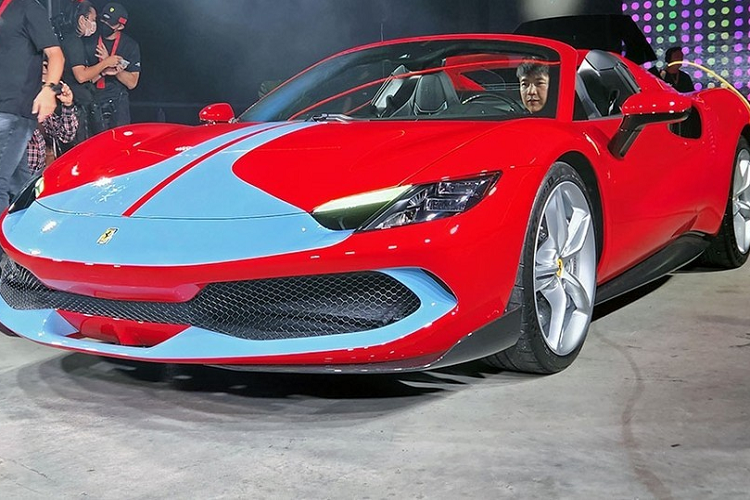 Việc giới thiệu chiếc siêu xe mui trần Ferrari 296 GTS tại Việt Nam cho thấy đơn vị phân phối đang rất tích cực mang các mẫu xe mới về ra mắt cho giới đại gia trong nước. Chiếc siêu xe Ferrari 296 GTS mới được giới thiệu chính hãng có màu sơn đỏ và thêm tem tùy chọn của gói Assetto Fiorano.