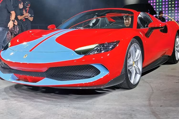 Việc giới thiệu chiếc siêu xe mui trần Ferrari 296 GTS tại Việt Nam cho thấy đơn vị phân phối đang rất tích cực mang các mẫu xe mới về ra mắt cho giới đại gia trong nước. Chiếc siêu xe Ferrari 296 GTS mới được giới thiệu chính hãng có màu sơn đỏ và thêm tem tùy chọn của gói Assetto Fiorano.