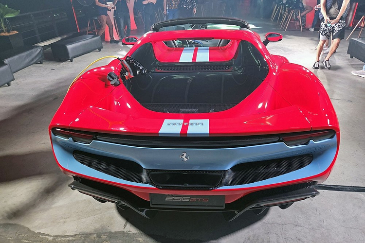 Nhờ vào hệ truyền động plug-in hybrid, siêu xe mui trần Ferrari 296 GTS có tổng công suất là 818 mã lực cùng mô-men xoắn cực đại 740 Nm. Động cơ này cho phép xe tăng tốc từ vị trí xuất phát lên 100 km/h chỉ trong thời gian 2,9 giây trước khi đạt vận tốc tối đa 330 km/h.