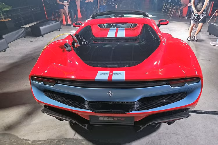 Nhờ vào hệ truyền động plug-in hybrid, siêu xe mui trần Ferrari 296 GTS có tổng công suất là 818 mã lực cùng mô-men xoắn cực đại 740 Nm. Động cơ này cho phép xe tăng tốc từ vị trí xuất phát lên 100 km/h chỉ trong thời gian 2,9 giây trước khi đạt vận tốc tối đa 330 km/h.