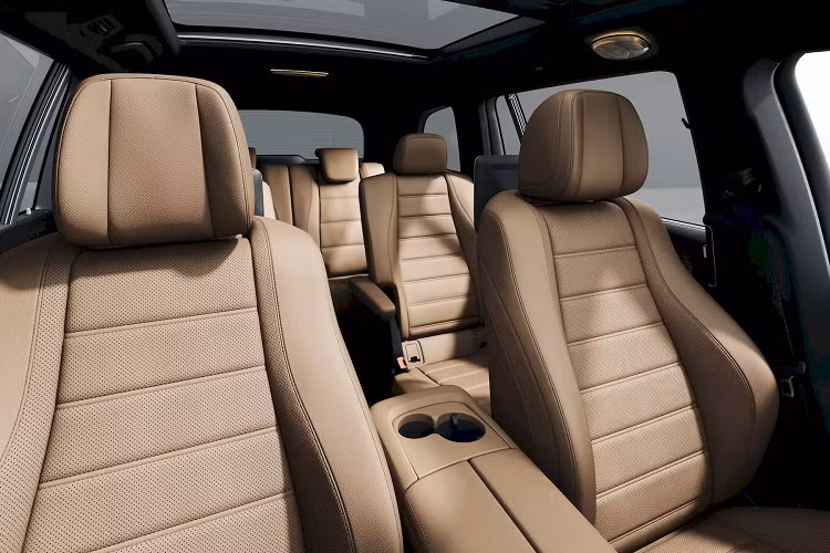 Tại thị trường châu Âu, GLS 2024 có tổng cộng 4 phiên bản cấu hình là GLS 450 4MATIC, GLS 580 4MATIC, GLS 350d 4MATIC và GLS 450d 4MATIC. Tất cả đều dùng hệ truyền động hybrid dạng nhẹ, kết hợp động cơ đốt trong với hệ thống 48 volt để gia tăng thêm chút công suất và mô-men xoắn trong một số trường hợp nhất định.