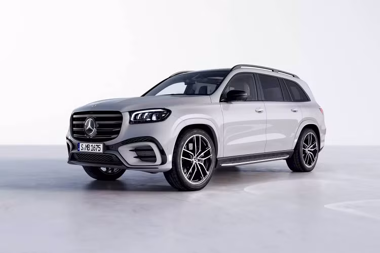 Cung cấp sức mạnh cho Mercedes-Benz GLS 63 4MATIC+ 2024 là động cơ V8 tăng áp kép, dung tích 4.0 lít, công suất 612 mã lực và mô-men xoắn cực đại 850 Nm, được cộng thêm 22 mã lực và mô-men xoắn 250 Nm thông qua hệ thống hybrid nhẹ 48 volt. Xe đạt tốc độ 100 km/giờ trong 4,2 giây và tốc độ tối đa giới hạn là 280 km/giờ. Mức giá xe hiện chưa được công bố.