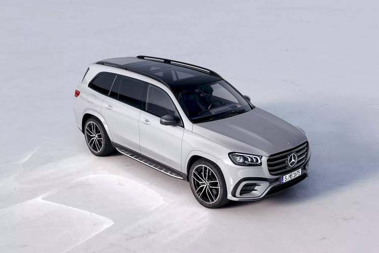  Mercedes-Benz GLS 2024 mới có ngoại hình được cách tân, tuy không thay đổi quá triệt để nhưng vẫn thu hút được sự chú ý. Phần đầu xe giờ đây được làm nổi bật bởi lưới tản nhiệt lớn với bốn cửa gió ngang được sơn màu bạc Silver Shadow. Đội ngũ thiết kế của Mercedes-Benz cũng đã lấy cảm hứng từ GLE mới với những tinh chỉnh đối với cửa hút gió phía trước và xung quanh.