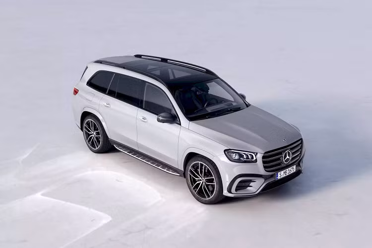  Mercedes-Benz GLS 2024 mới có ngoại hình được cách tân, tuy không thay đổi quá triệt để nhưng vẫn thu hút được sự chú ý. Phần đầu xe giờ đây được làm nổi bật bởi lưới tản nhiệt lớn với bốn cửa gió ngang được sơn màu bạc Silver Shadow. Đội ngũ thiết kế của Mercedes-Benz cũng đã lấy cảm hứng từ GLE mới với những tinh chỉnh đối với cửa hút gió phía trước và xung quanh.