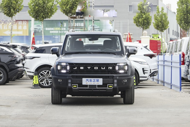 Vào ngày 26/9.2023 vừa qua, Chery đã ra mắt mẫu SUV địa hình hạng nhẹ Traveler dưới thương hiệu Jetour. Chery Jetour Traveller 2024 mới là 1 chiếc SUV rất thú vị vì "lai" khá nhiều hãng xe khác, chẳng hạn, thiết kế của xe được chỉ đạo bởi cựu nhà thiết kế của Porsche – Hakan Saracoglu.