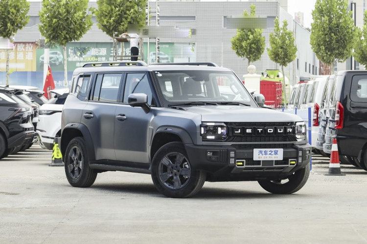 Tiếp đến là cách hãng xe Trung Quốc đặt tên cho Chery Jetour Traveller còn gợi nhớ đến mẫu xe MPV của Peugeot là Traveller, trong đó, khác biệt là không gấp đôi chữ l, và ngoại hình hao hao Ford Bronco khi nhìn từ đầu xe đến bên hông và Land Rover Defender 110 từ thân xe đến đuôi xe.