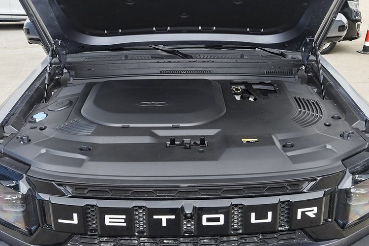 Bên trong khoang lái của xe Jetour Traveler cung cấp các màu đen, đỏ, xanh lá cây, cam và nâu, được bọc bằng chất liệu giống da lộn. Trên lưng ghế sẽ được thêu logo có màu đỏ, các đường chỉ may cũng màu đỏ, tạo nên điểm nhấn cho xe.